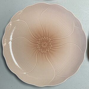 Mikasa Spring Amaryllis Salad Plates set of 4 9 1/4” Peach colored discontinued